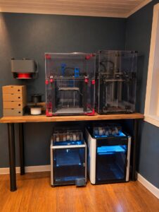 Fire 3D-printere som printer deler i ABS og PETG
